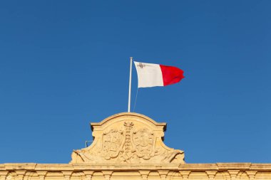 Malta bayrağı ve mavi gökyüzü