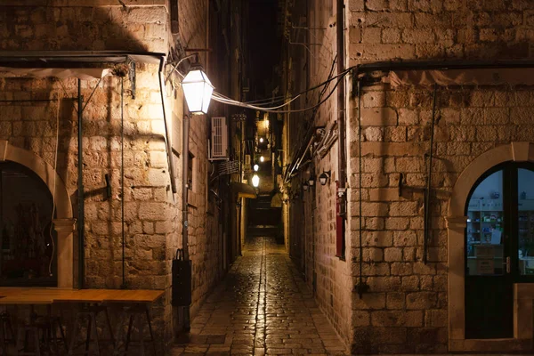 Rua medieval estreita, Dubrovnik, Croácia — Fotografia de Stock