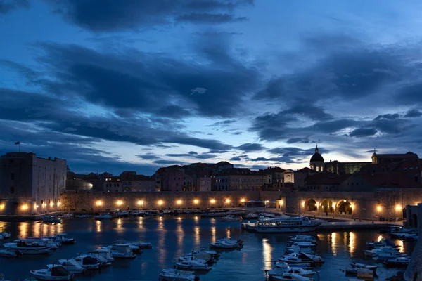 Le vieux port et la forteresse de Saint Ivan, Dubrovnik, Croatie — Photo
