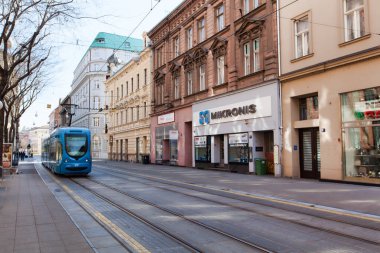 Zagreb, Hırvatistan - 24 Şubat 2019: Hırvat başkenti Jurisiceva sokak ve tramvayı mimarisi