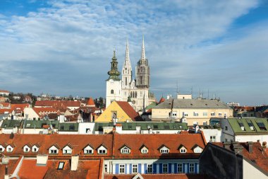 Zagreb, Hırvatistan - 24 Şubat 2019: Zagreb kırmızı çatıları ve Katedrali
