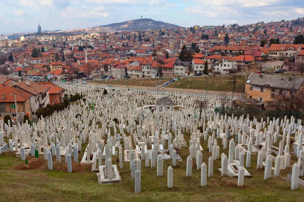 Saraybosna, Bosna-Hersek - 27 Şubat 2019: Kovaci, Saraybosna ve Bosna-Hersek 'teki Shaid mezarlığında birden fazla mezar taşı