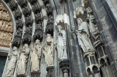 Köln, Almanya - 1 Mart 2019: Köln Katedrali Geçidi
