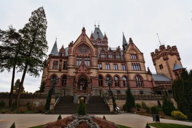 Konigswinter, Almanya - 2 Mart 2019: Kasvetli bir günde Drachenburg kalesi