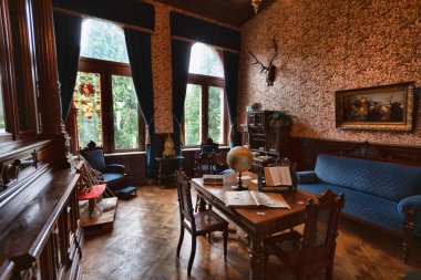 Konigswinter, Almanya - 2 Mart 2019: Drachenburg şatosu içi, kütüphane