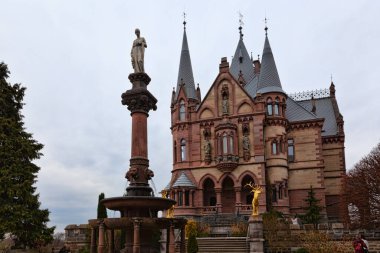 Konigswinter, Almanya - 2 Mart 2019: Kasvetli bir günde Drachenburg kalesi