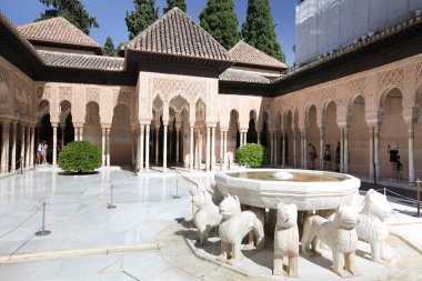 Granada, İspanya - 26 Temmuz 2013: Aslanlar Mahkemesi Alhambra 'da