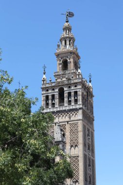 Sevilla, İspanya - 29 Temmuz 2013 Sevilla Katedrali 'nin Giralda çan kulesi