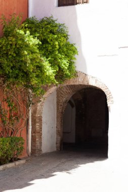Seville, İspanya - 29 Temmuz 2013: Juderia kemeri, Yahudi mahallesi