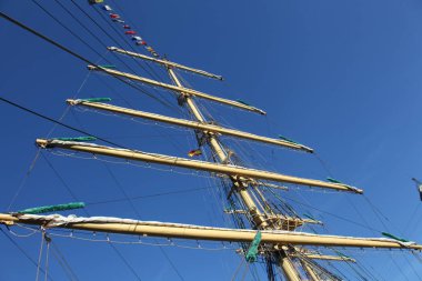 Mavi gökyüzünün önündeki uzun bir geminin direği.