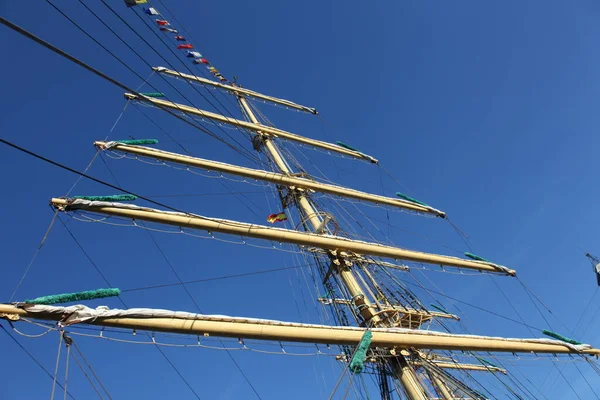 Mast Van Een Hoog Schip Voor Blauwe Lucht — Stockfoto