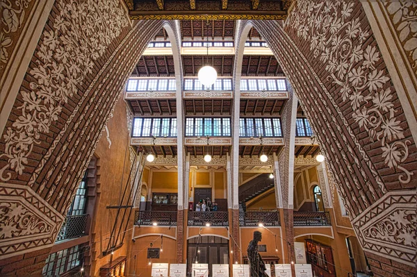 Barcelona, İspanya - 2 Aralık 2014: Escuela Sanayi İç Balkonu