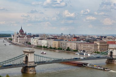 Nehir ve parlamento ile Budapeşte 'nin hava manzarası Szechenyi Zinciri Köprüsü