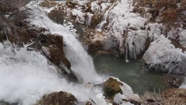 Parc national des lacs de Plitvice en hiver, vue panoramique avec cours d'eau 