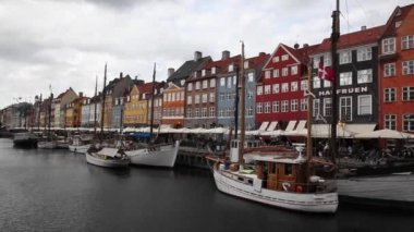 Kopenhag, Danimarka - 12 Eylül 2019: Renkli binaları ve tekneleri olan ünlü Nyhavn iskelesi