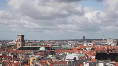 Danimarka 'nın başkenti Kopenhag' daki Christiansborg Sarayı kulesinden görülebilen Kunsthal Kulesi ve bir sürü kırmızı çatısı olan Eski Şehir manzaralı bir yaz manzarası.
