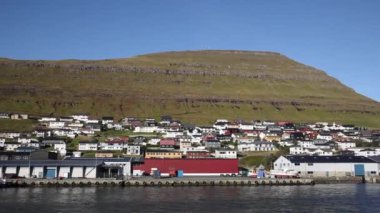 Klaksvik, Faroe Adaları - Ağustos 2019: Danimarka Krallığının özerk bölgesi olan Faroe Adaları 'nın ikinci büyük kenti Klaksvik' teki bir limanda tekneler