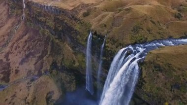 Sonbaharda Seljalandsfoss Şelalesi, Güney İzlanda, 1. Yol, havadan çekim