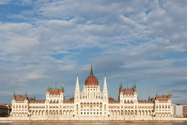 Budapeste Hungria Maio 2017 Simetria Parlamento Húngaro Dia Ensolarado — Fotografia de Stock
