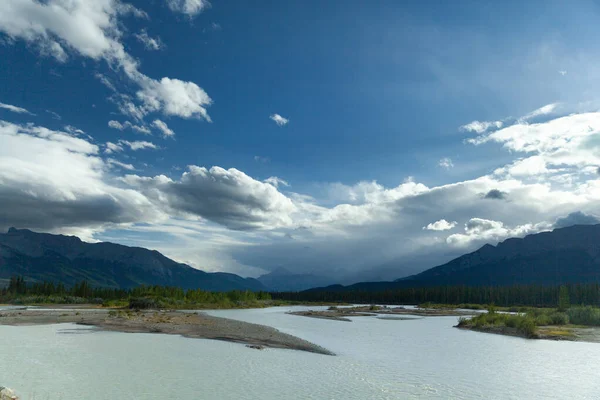 Rio Athabasca Dia Ensolarado Canadian Rockies Alberta — Fotografia de Stock