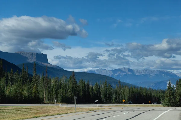 Канадские Скалистые Горы Шоссе Йеллоухед Альберта — стоковое фото
