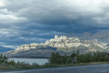 Athabasca Nehri güneşli bir günde, Kanada Kayalıkları, Alberta