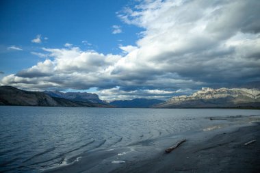 Athabasca Nehri güneşli bir günde, Kanada Kayalıkları, Alberta