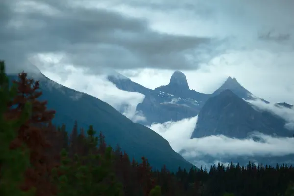 Athabasca Glaciär Täckt Med Moln Närbild — Stockfoto