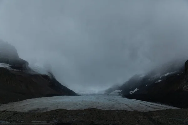 Glaciar Athabasca Coberto Com Nevoeiro Que Desliza Das Montanhas Alberta — Fotografia de Stock