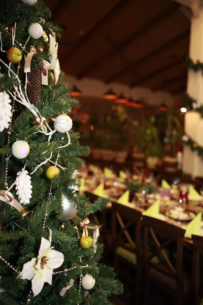 レストラン ホールはクリスマスに飾られています。. — ストック写真