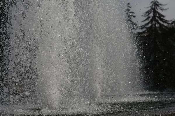 Fontaine dans un parc urbain, photographié en gros plan . — Photo