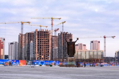 Francis Skaryna Doğu Minsk, mahalle, şehir Minsk, Beyaz Rusya, kış, Ocak, akşam inşaatı mahallede anıt,