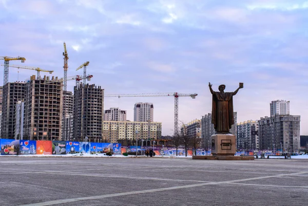 方济各斯·斯卡瑞纳纪念碑在明斯克的东部社区, 该小区的建设, 明斯克市, 白俄罗斯共和国, 冬季, 1月, 晚上, — 图库照片