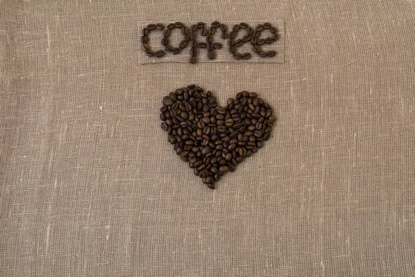 Grains de café torréfiés, lin, mot de café en langue anglaise, café, carte, anglais, coeur , — Photo