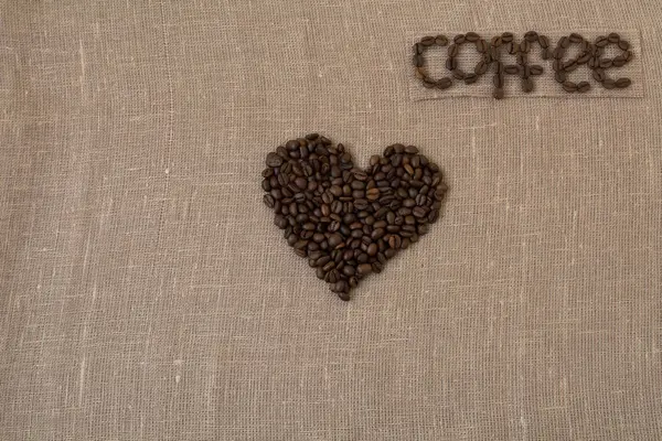 Geröstete Kaffeebohnen, Flachs, Kaffeewort in englischer Sprache, Kaffee, Karte, Englisch, Herz, — Stockfoto
