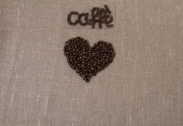 Grains de café torréfiés, lin, le mot café en carte de café italienne, en italien, coeur , — Photo