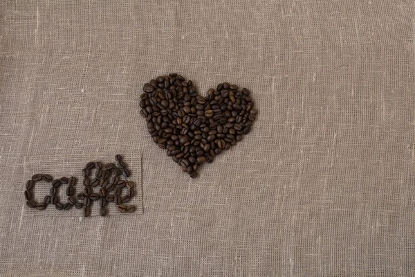 Grains de café torréfiés, lin, le mot café en carte de café italienne, en italien, coeur , — Photo