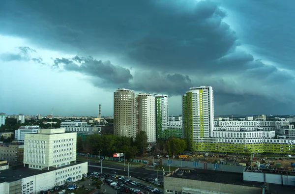 雷暴的城市，明斯克，白俄罗斯，7 月，夏季，一天，建设住宅、 城市立交桥, — 图库照片