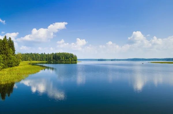 Letniej sceny. Jezioro Valdayskoye (Valdai). Rosja — Zdjęcie stockowe