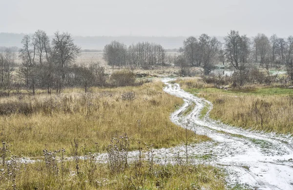 Erster Schnee im Spätherbst. Kaluga-Region in Russland — Stockfoto