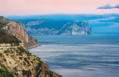 Cape Fiolent akşam görünümünden Cape Aya için. Karadeniz. Crimea