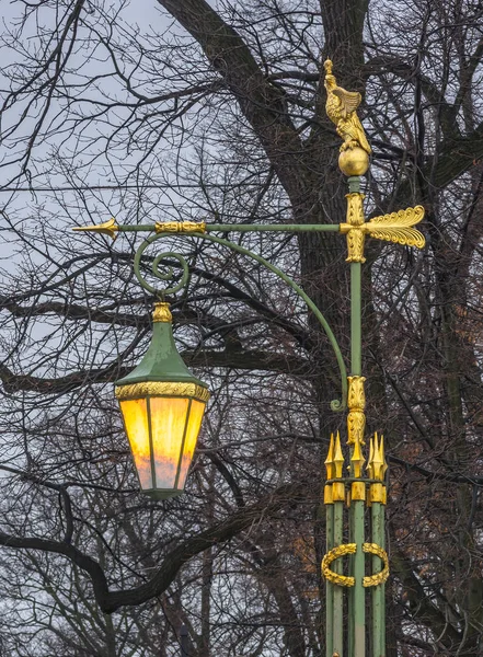 Old streetlight at Mikhailovsky Garden in St.-Petersburg, Russia — Stock Photo, Image