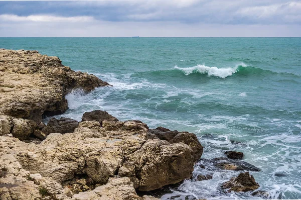 Steenachtige kust van de Zwarte Zee op Chersonesos. Sevastopol, Crimea — Stockfoto