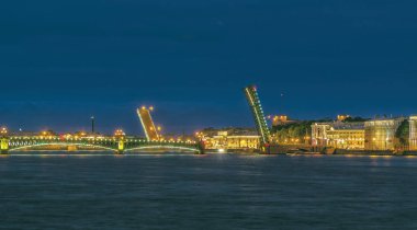 Tükürmek, Vasilyevsky adadan geceleri görüntüleyin. St-Petersbur
