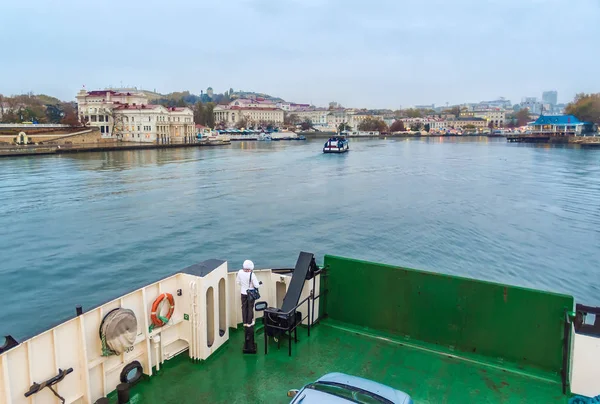 Dělostřelectvo Bay, Sevastopol, Krym. Pohled z paluby th — Stock fotografie