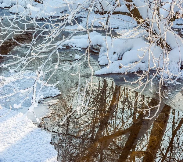 Un arroyo en invierno — Foto de Stock