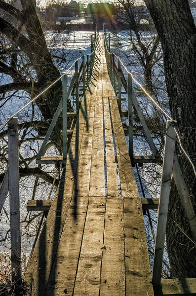 Ponte sospeso in campagna. Fiume Protva, Russia — Foto Stock