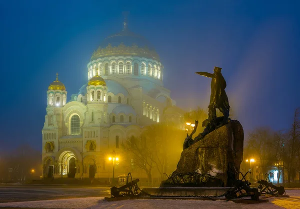 Admiral Makarov monument against Naval Cathedral. Kronstadt near — Stock Photo, Image