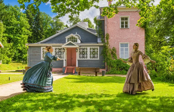 Women in vintage dresses play hoop — Stock Photo, Image