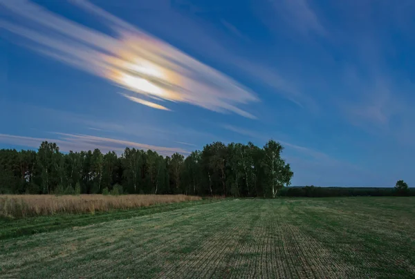 Volle maan over voorjaar veld. Centraal-Rusland — Stockfoto